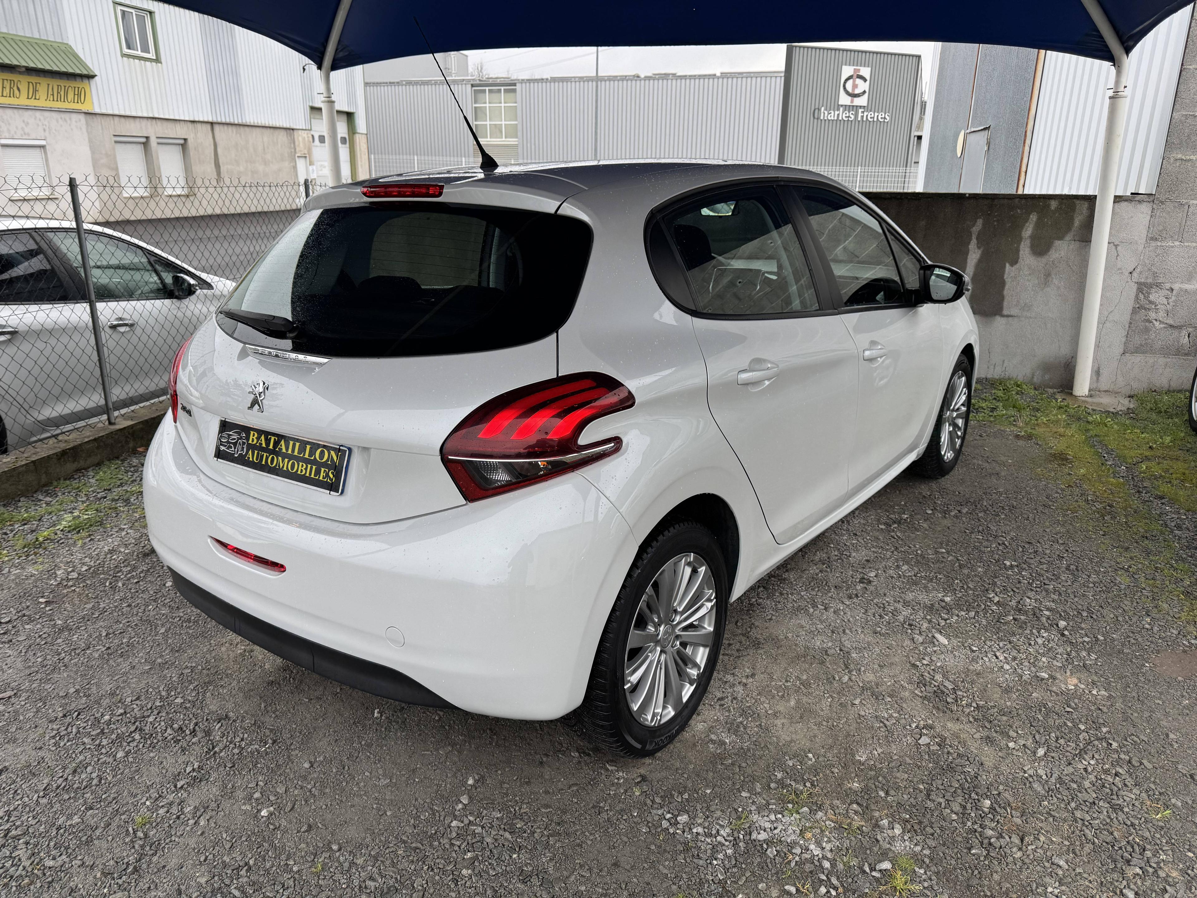 PEUGEOT 208