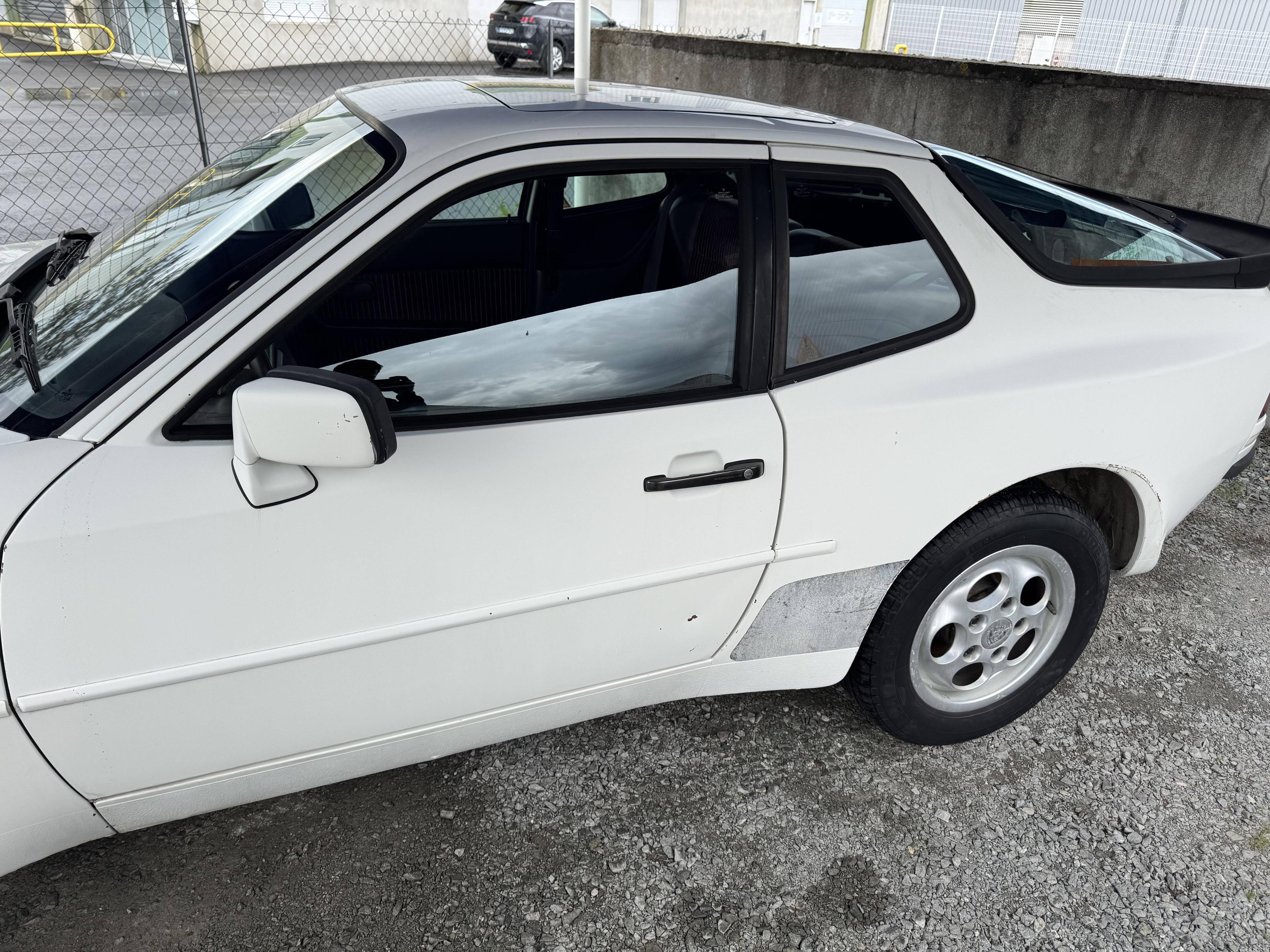 PORSCHE 944