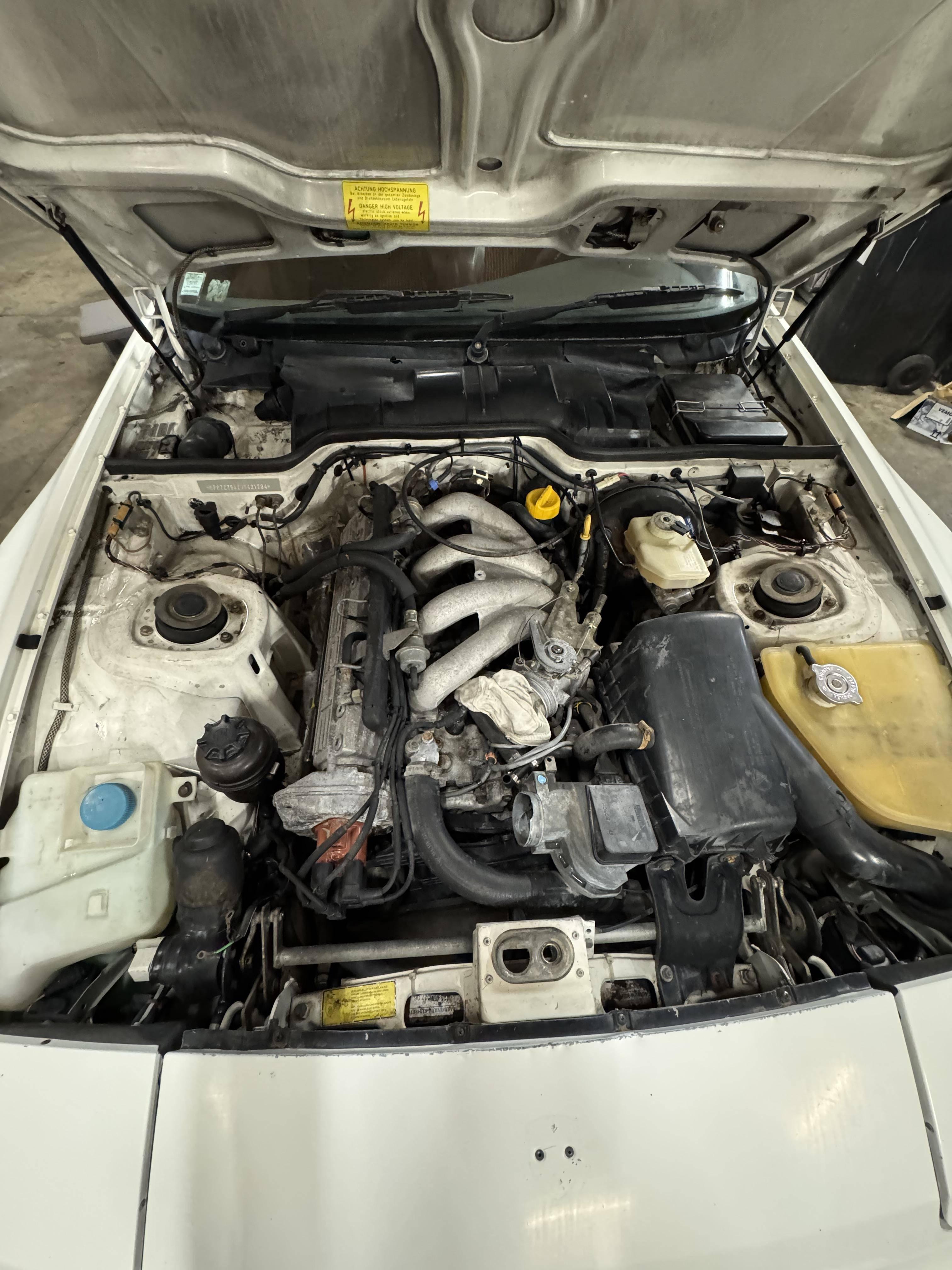PORSCHE 944