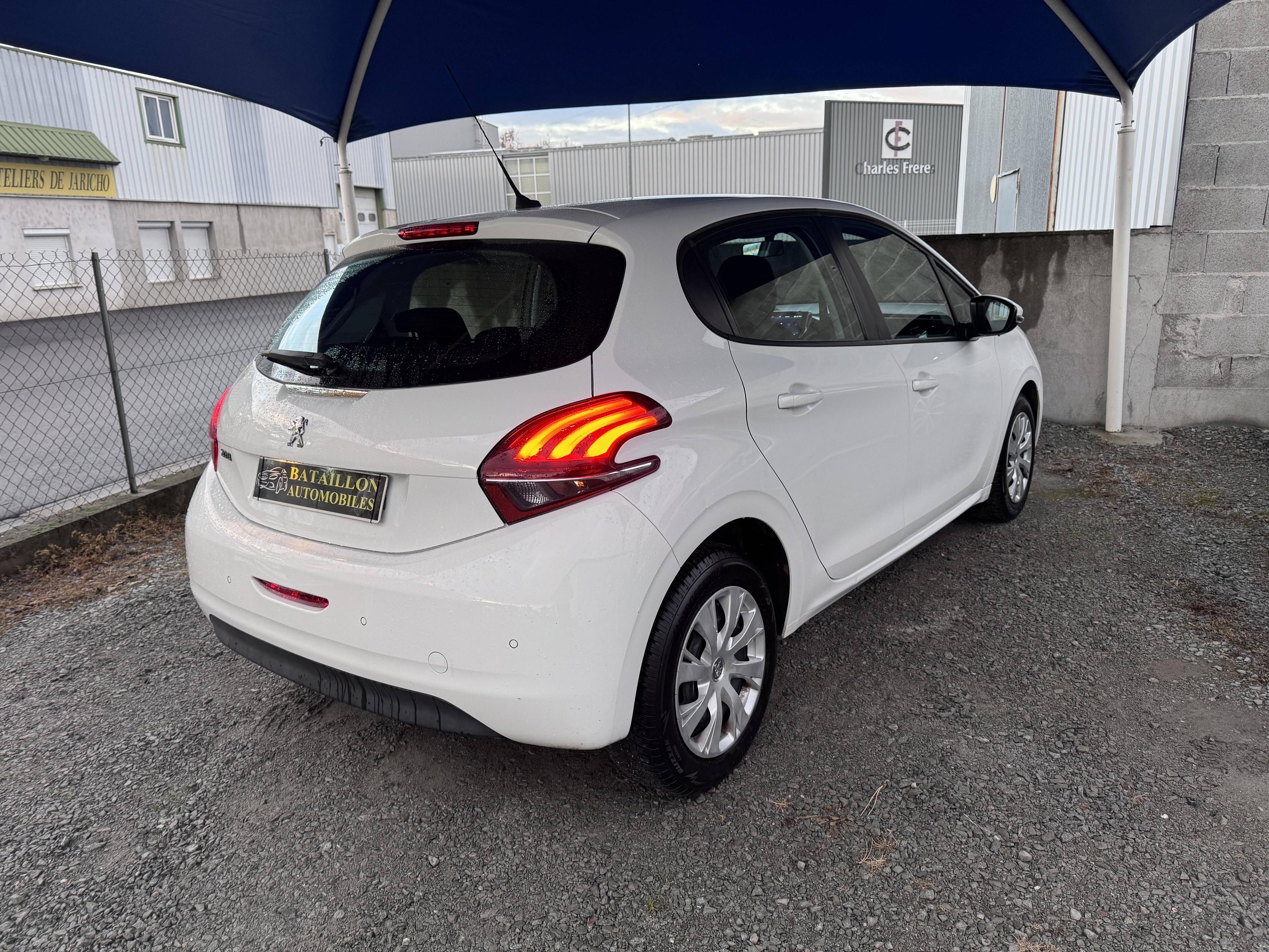 PEUGEOT 208