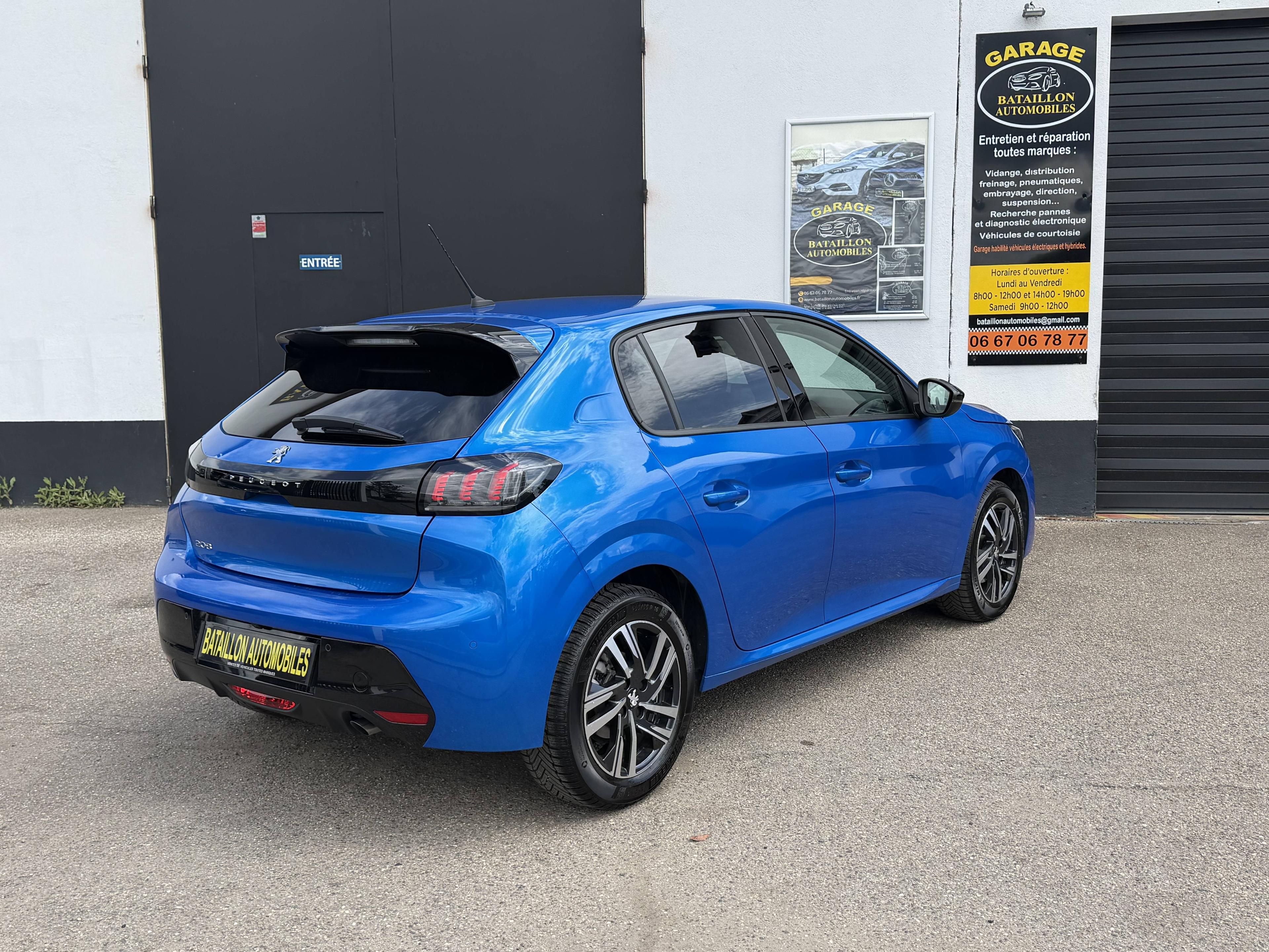 PEUGEOT 208