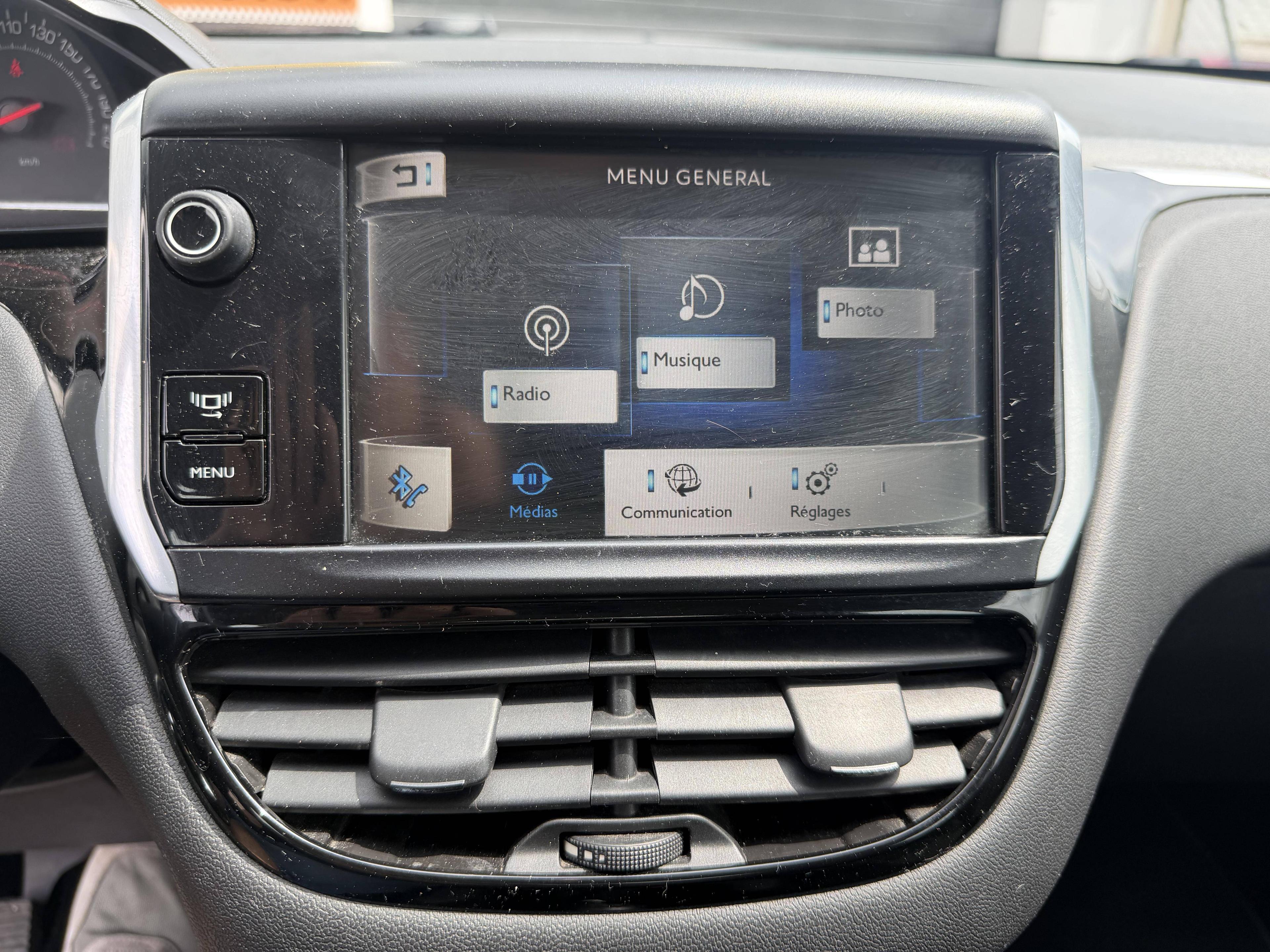 PEUGEOT 208