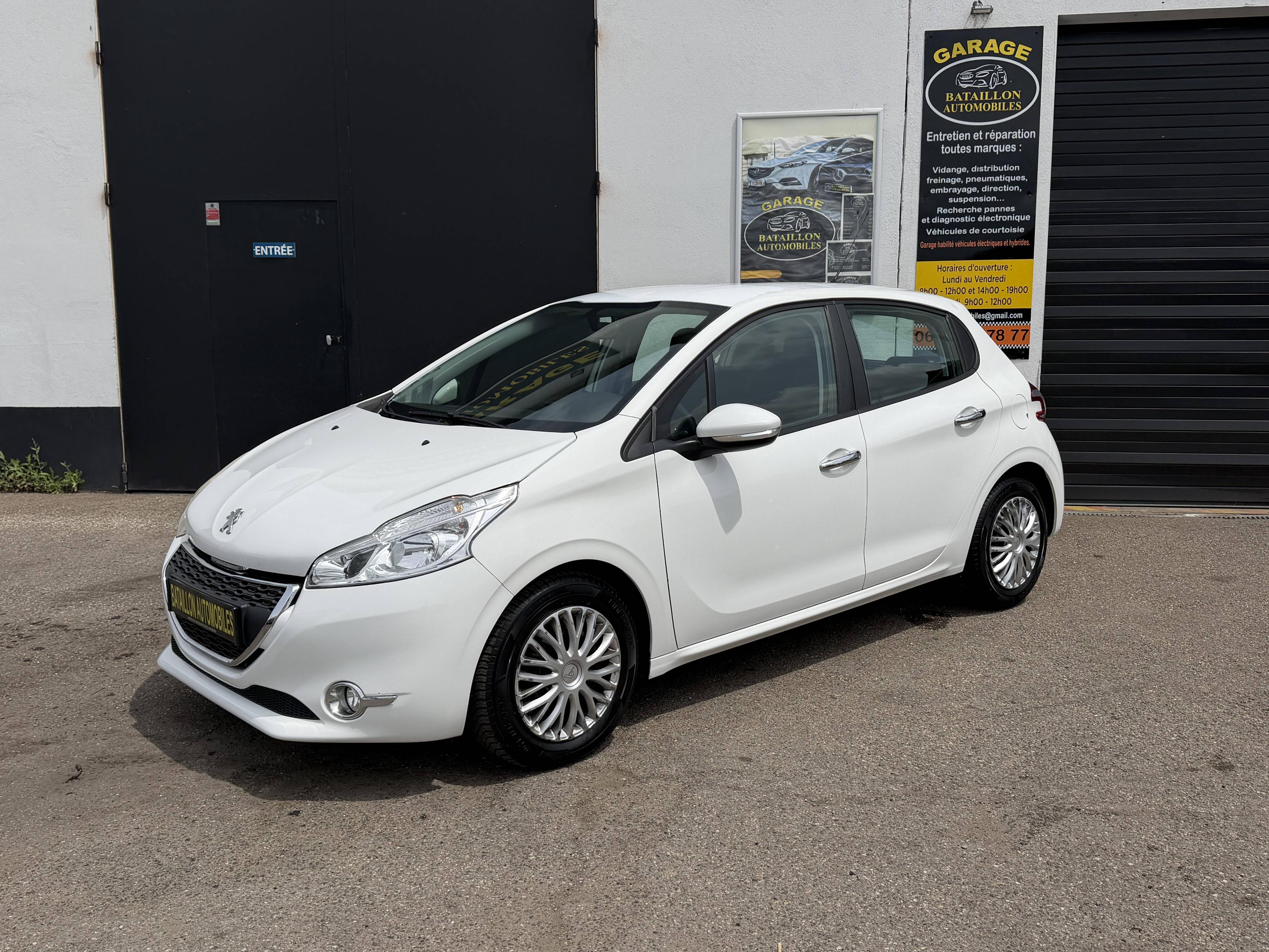 PEUGEOT 208