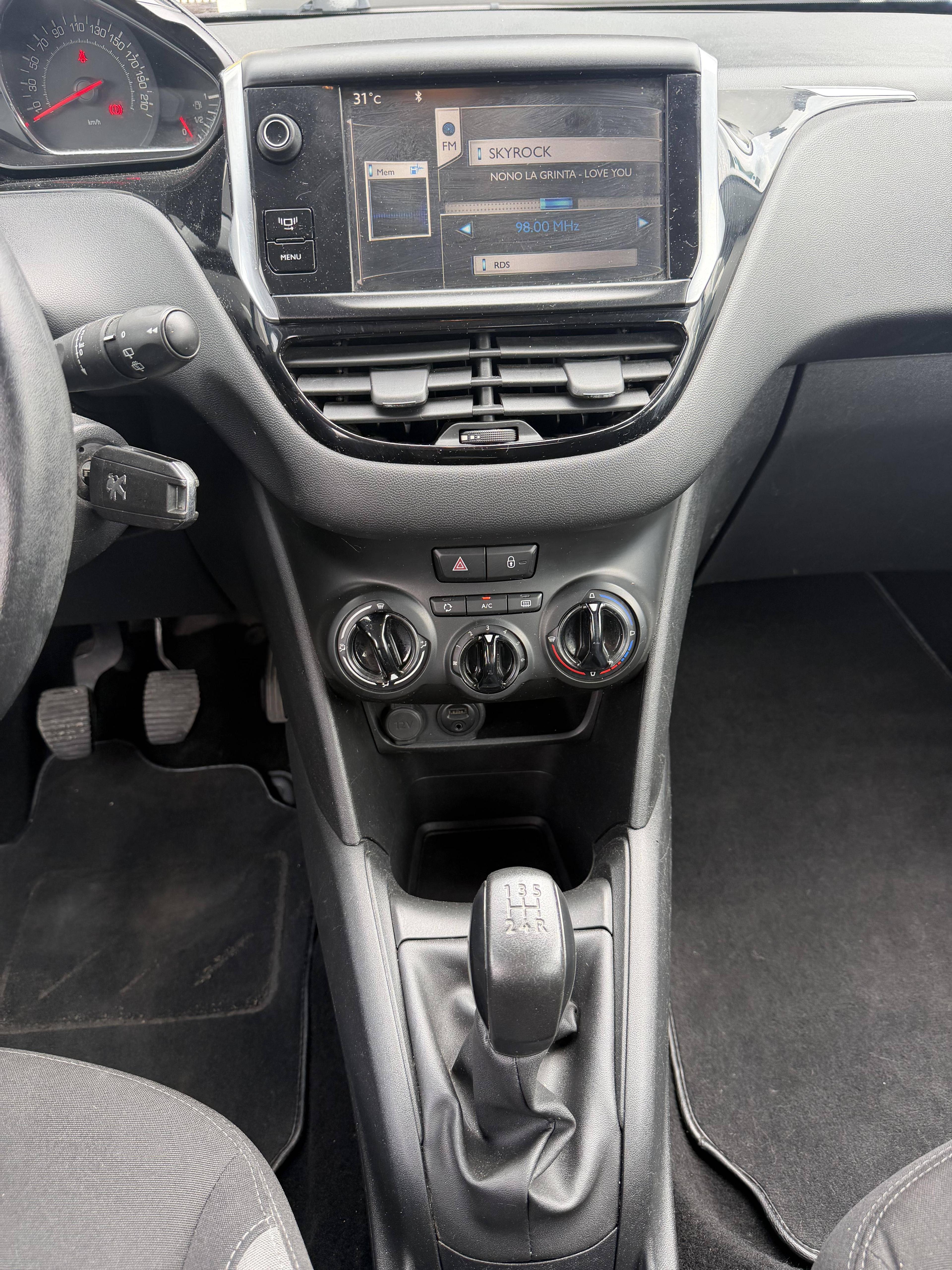 PEUGEOT 208