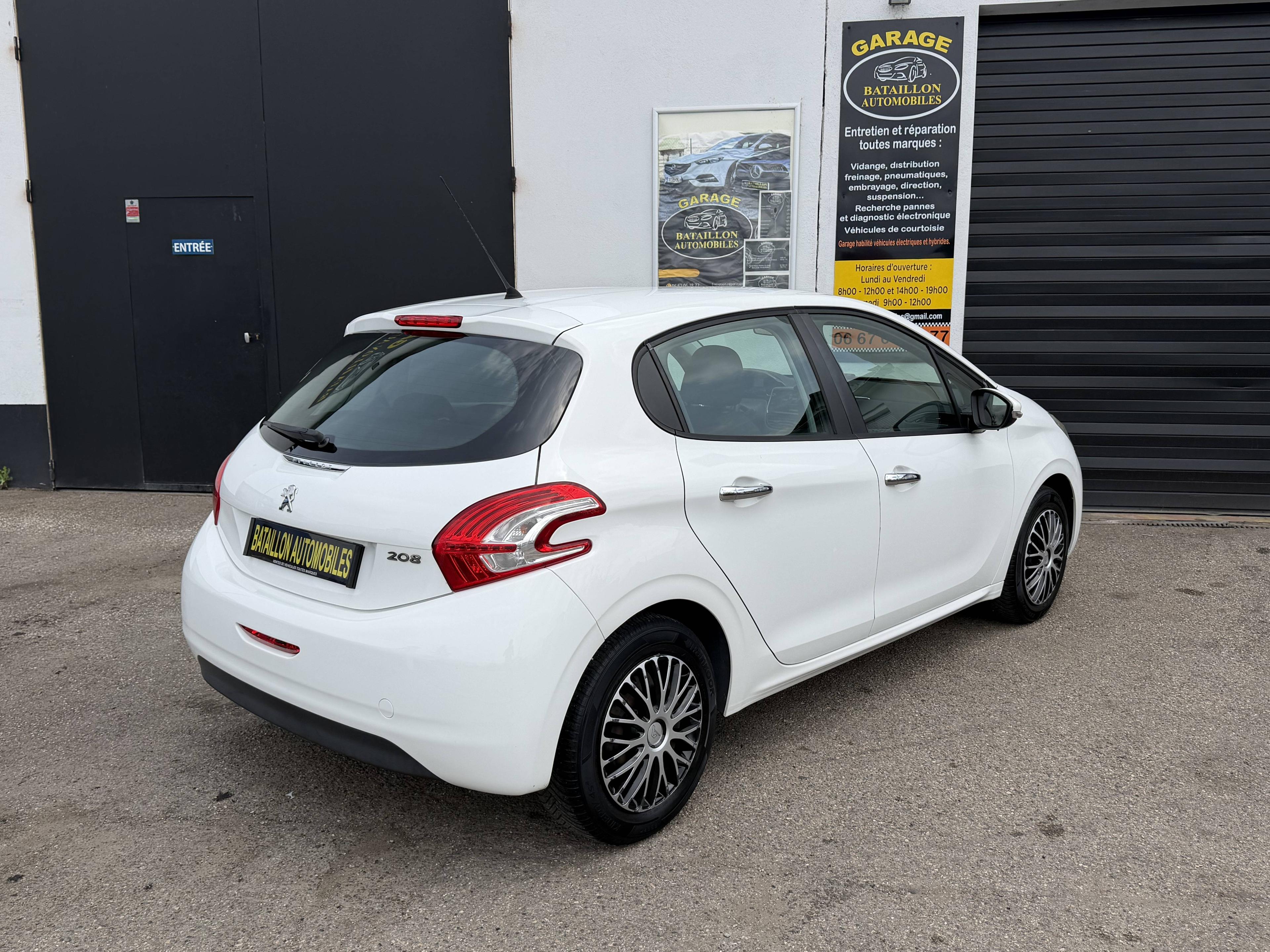 PEUGEOT 208