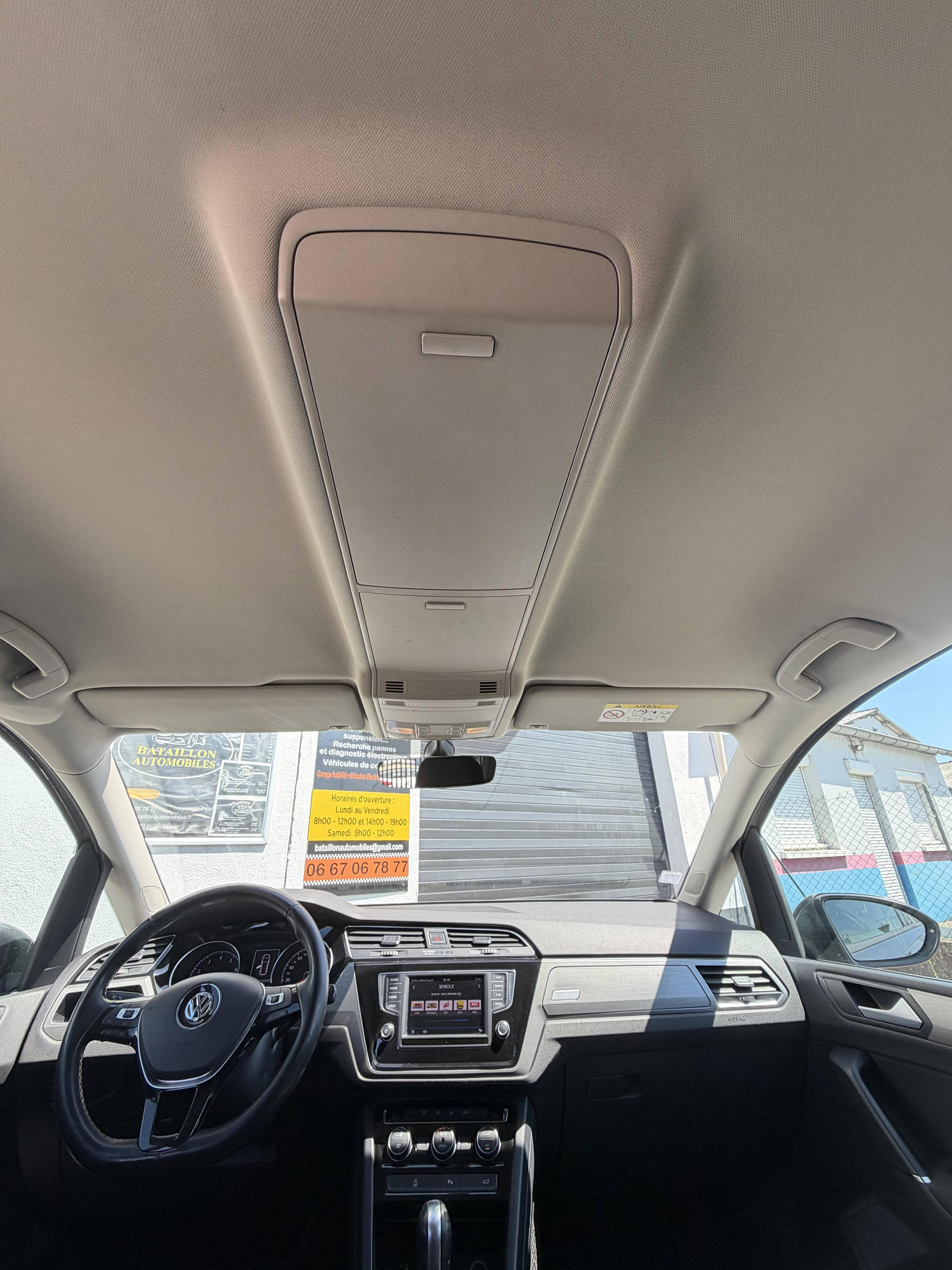 VOLKSWAGEN TOURAN